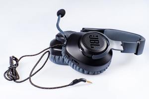 Наушники JBL Проводная игровая гарнитура с накладными наушниками и съемным микрофоном Quantum 100